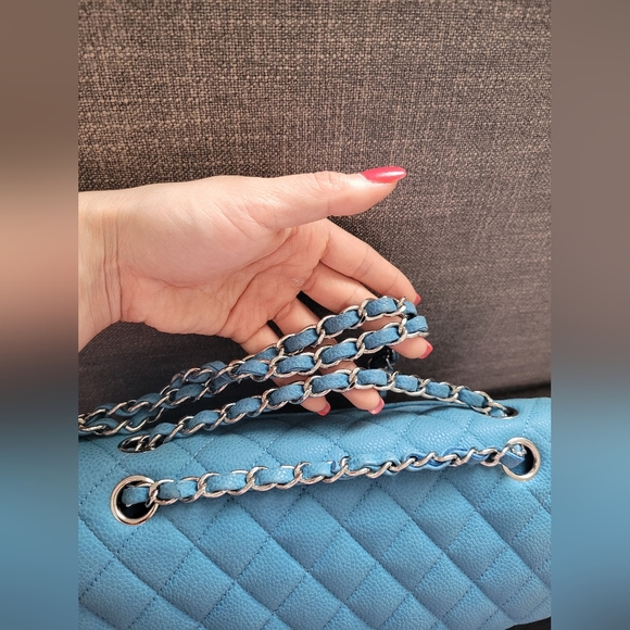 Chanel medium flap in caviar - Picture 4 of 13